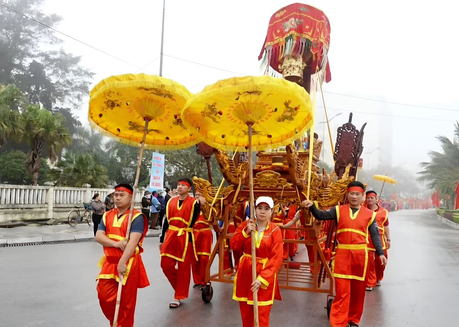 Nghi lễ rước kiệu trang nghiêm tại đền Độc Cước tái hiện nét văn hóa tín ngưỡng truyền thống của ngư dân vùng biển xứ Thanh.