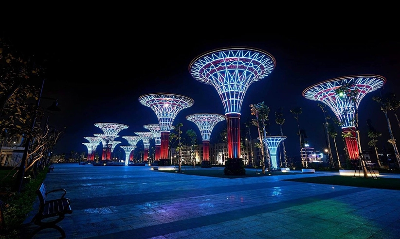 Quảng trường biển Sầm Sơn rực rỡ về đêm – điểm hẹn check-in hiện đại, nơi cảm hứng biển hòa cùng nhịp sống trẻ.