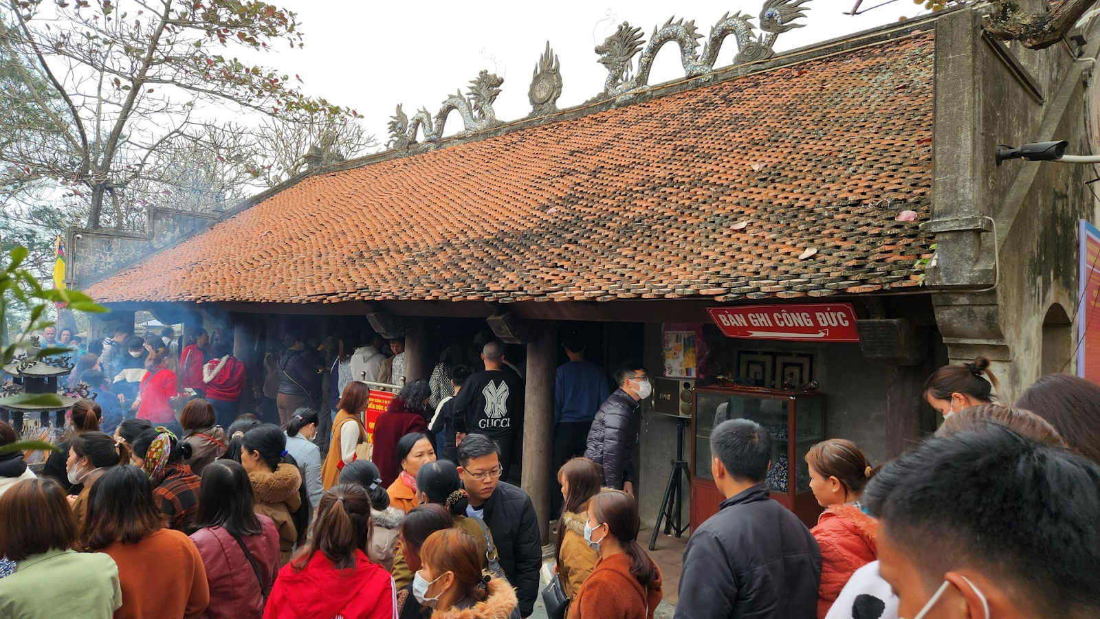 Không khí đông đúc tại đền Độc Cước Sầm Sơn, nơi du khách và người dân thành tâm dâng hương cầu an đầu năm.