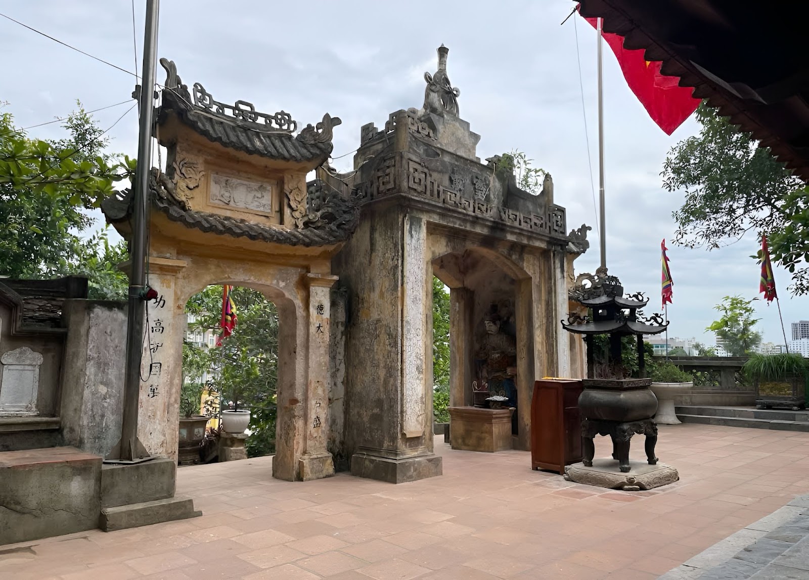 Kiến trúc cổ kính đền Độc Cước Sầm Sơn với cổng đá, mái ngói rêu phong – dấu ấn tâm linh đặc trưng.