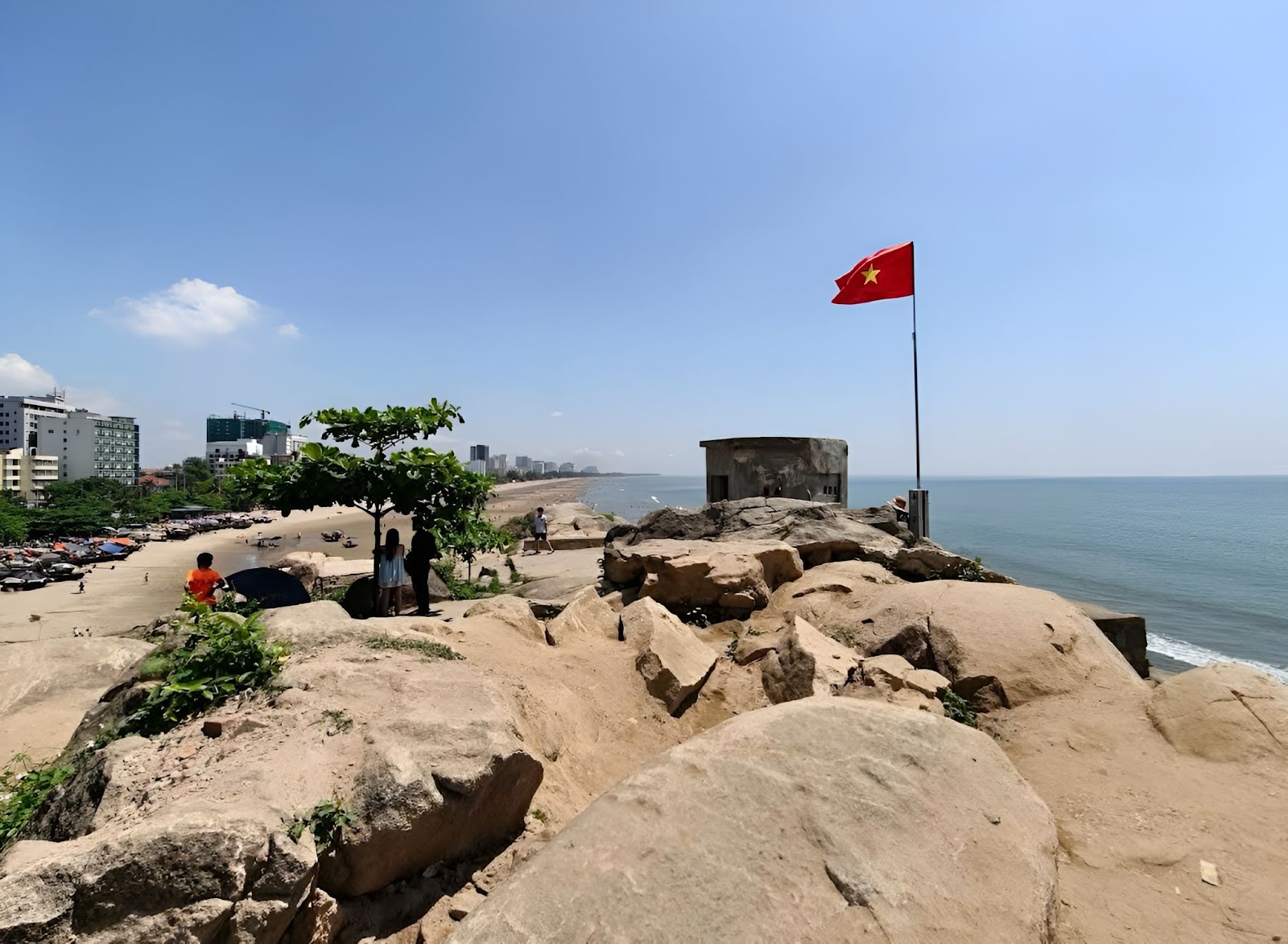 Từ đền Độc Cước phóng tầm mắt ra biển Sầm Sơn – trải nghiệm du xuân kết hợp tâm linh và cảnh sắc thiên nhiên.