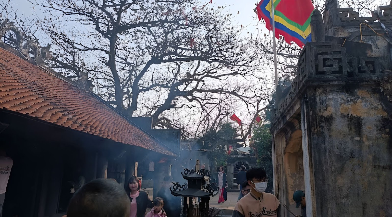 Không khí dâng hương buổi sáng tại đền Độc Cước Sầm Sơn mang nét bình yên và trang nghiêm đầu xuân.