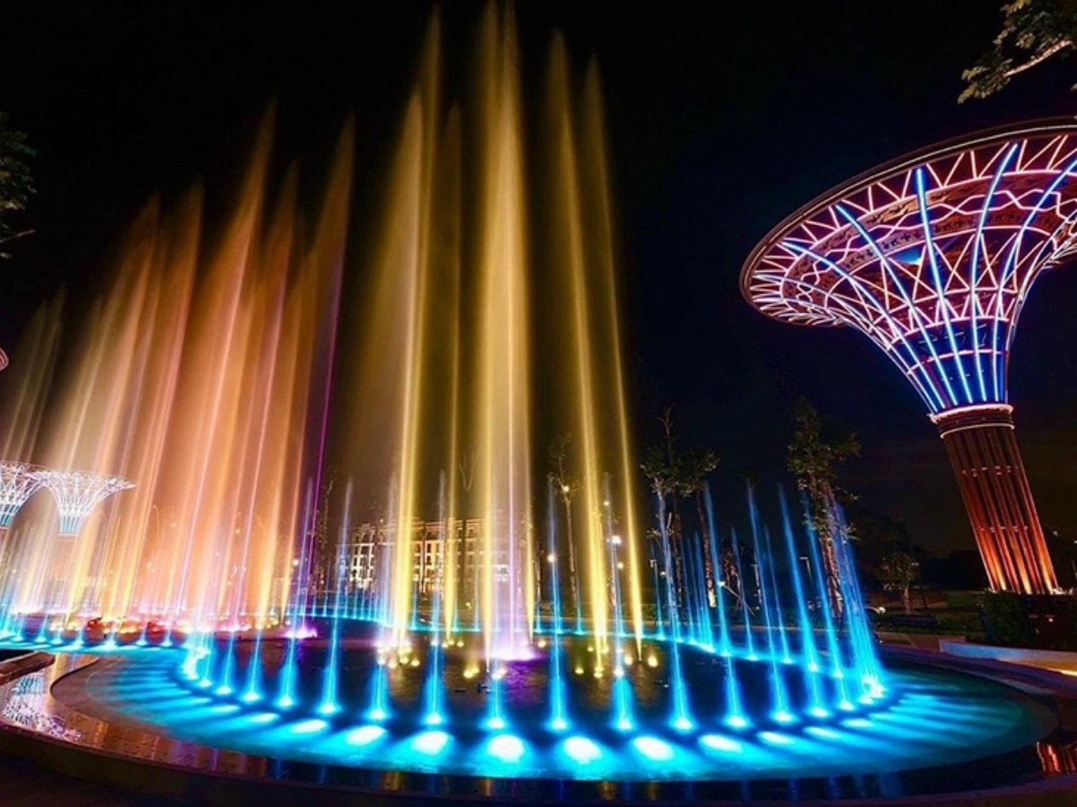 Thưởng thức biểu diễn nhạc nước hoành tráng tại quảng trường biển Sầm Sơn.