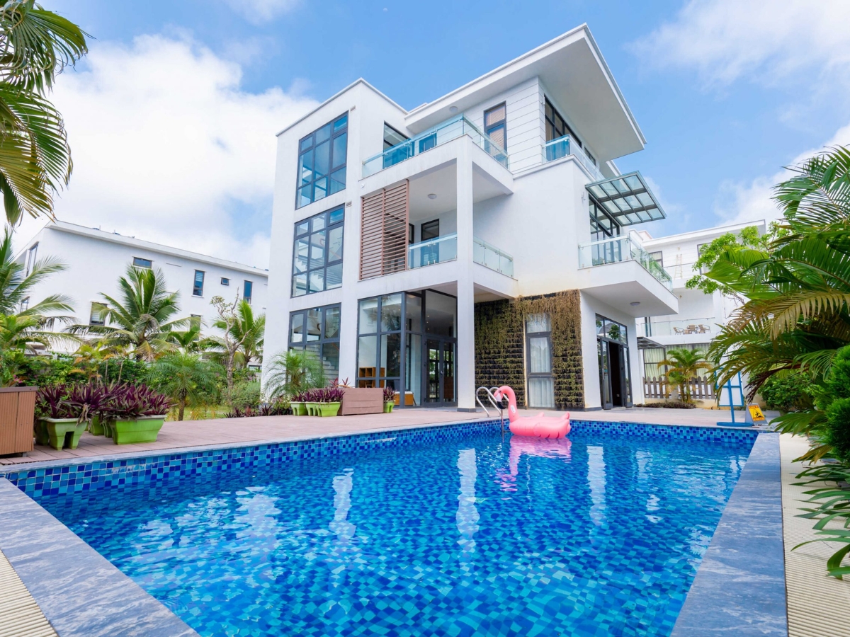 Du khách nên đặt phòng resort từ sớm để có được phòng ưng ý với mức giá tốt nhất.