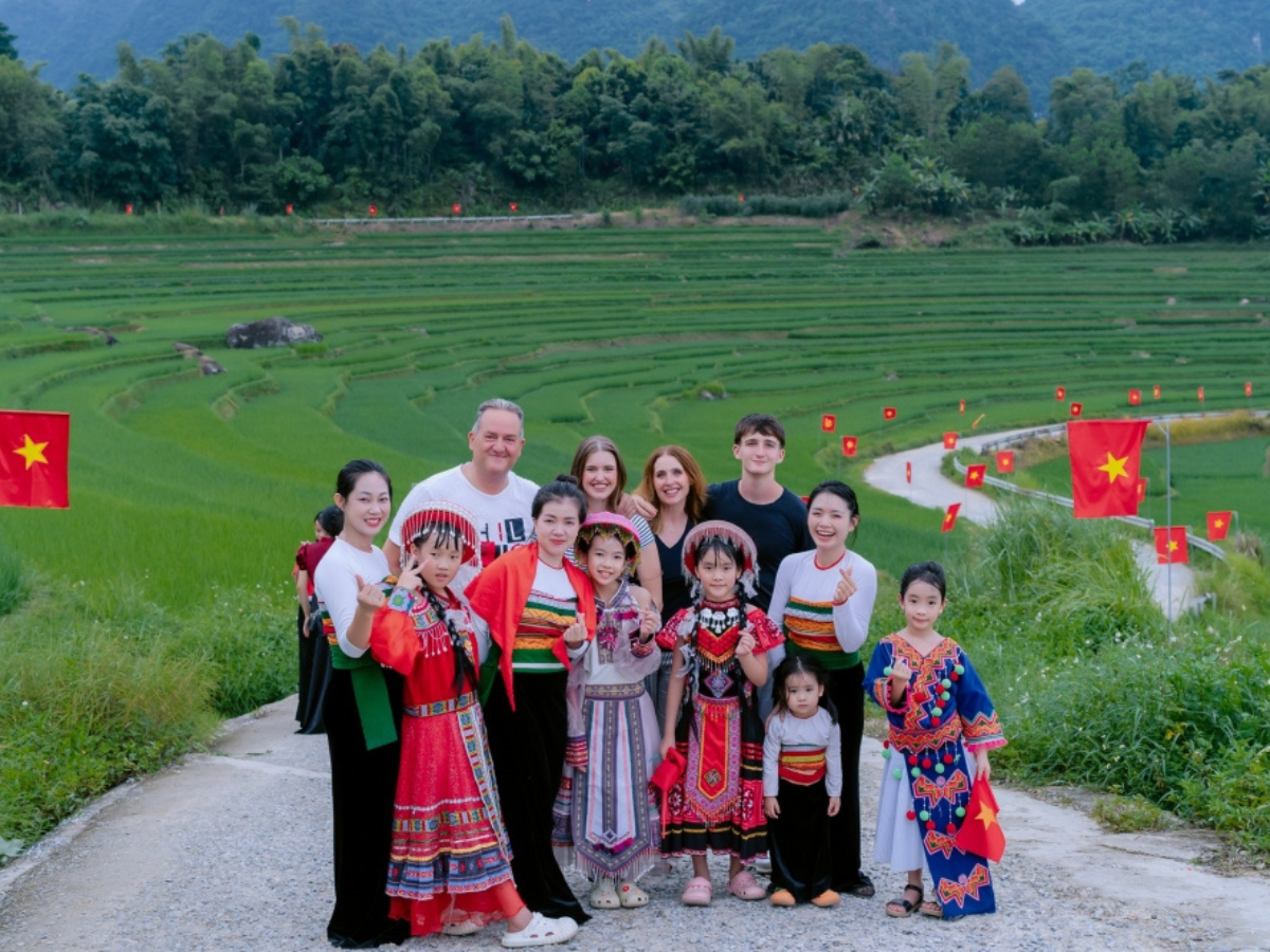 Khi đến tham quan những di tích lịch sử linh thiêng, du khách nên lựa chọn quần áo lịch sự để thể hiện sự tôn kính.