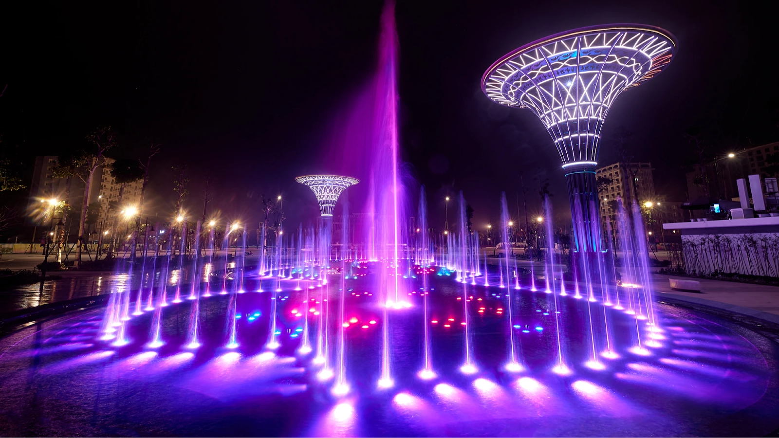 Quảng trường biển Sầm Sơn tấp nập mỗi tối.