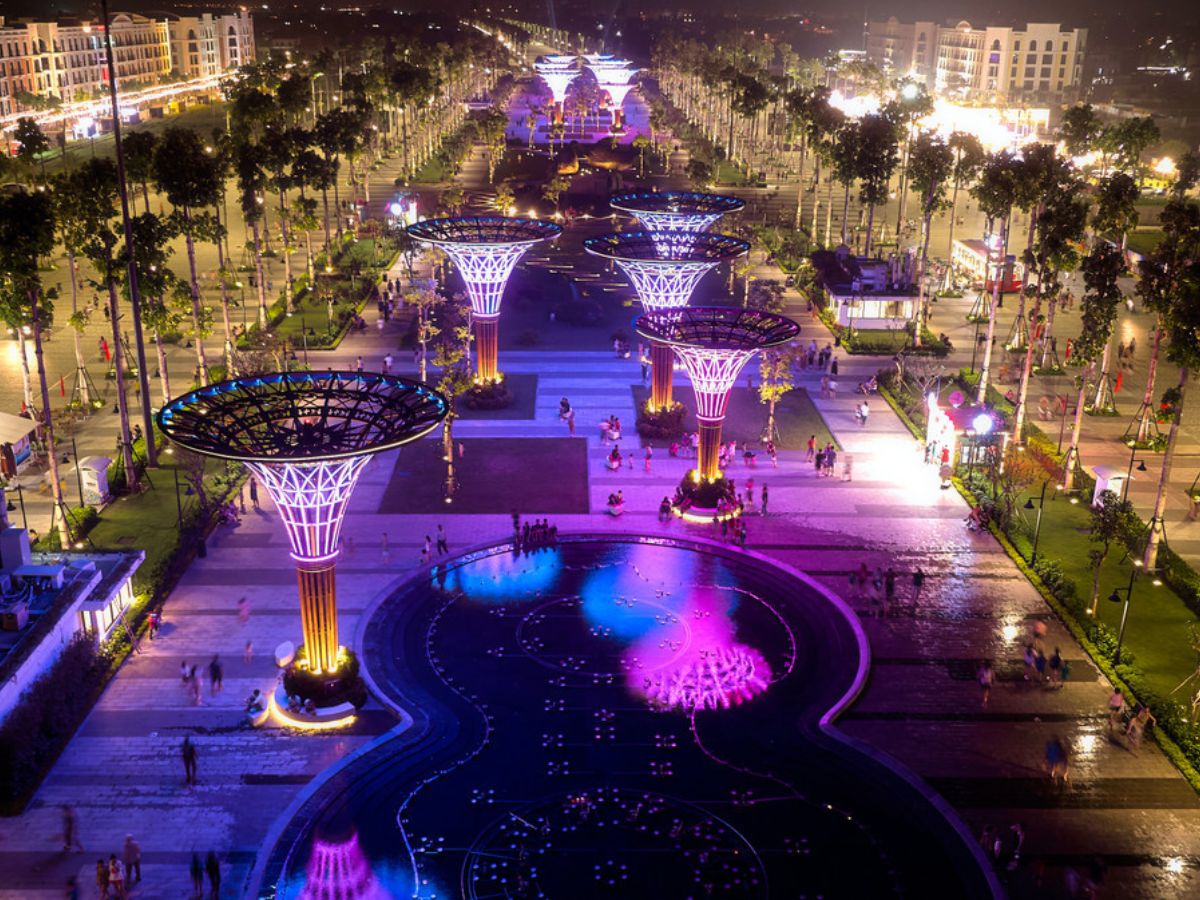 Sau khi thưởng thức cafe, du khách có thể dạo quanh quảng trường biển Sầm Sơn để ngắm không gian phố biển về đêm.