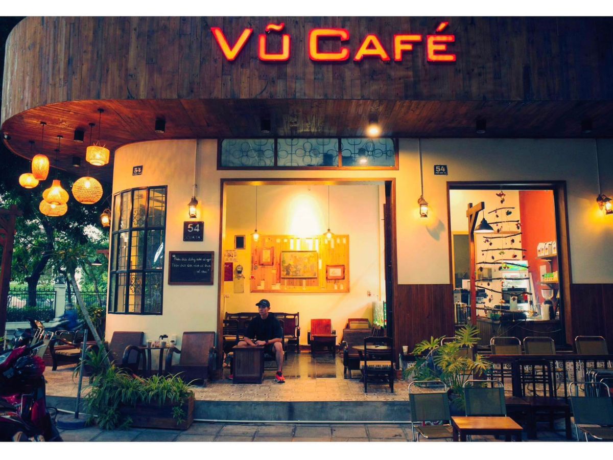 Vũ Cafe là quán có không gian cổ, với view rộng thoáng cho khách hàng thư giãn, ngắm cảnh phố phường.