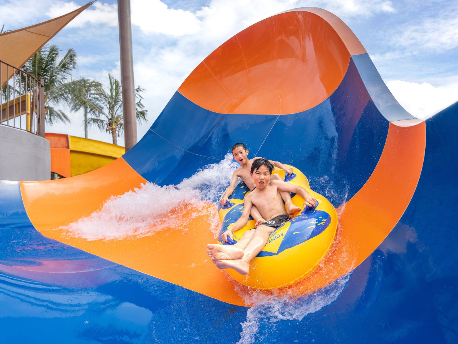 Sun World Sam Son có tổng diện tích hơn 33,5 ha, bao gồm công viên nước và công viên chủ đề.