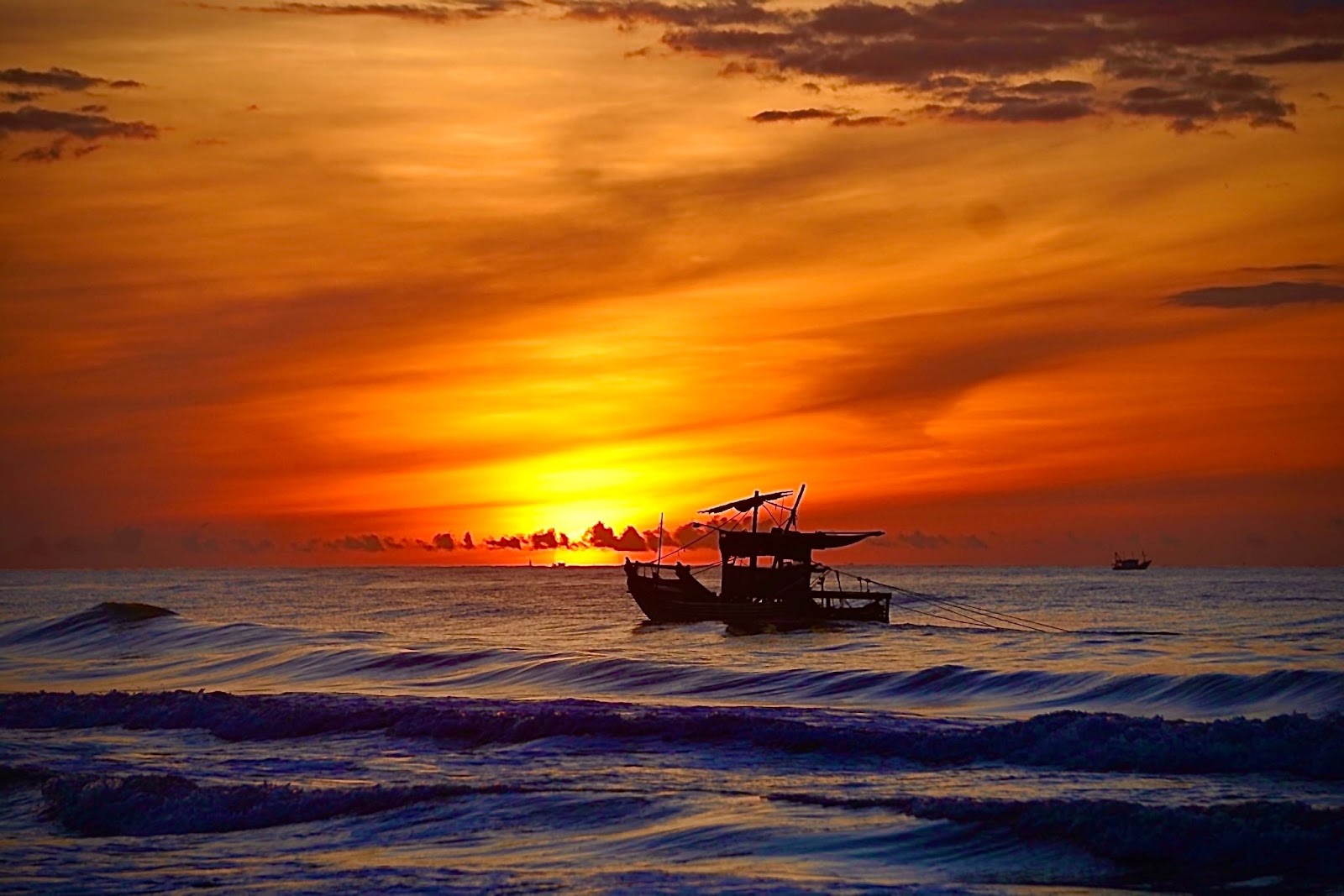 Bãi biển Sầm Sơn trải dài, bờ cát mịn và độ dốc thoải, phù hợp cho các hoạt động tắm biển, dạo biển và vui chơi ven bờ. Nguồn: Sưu tầm