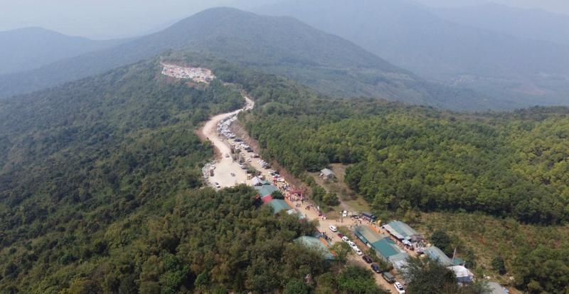 Đường lên đỉnh Am Tiên, hai bên là núi rừng xanh mướt. Ảnh: Sưu tầm