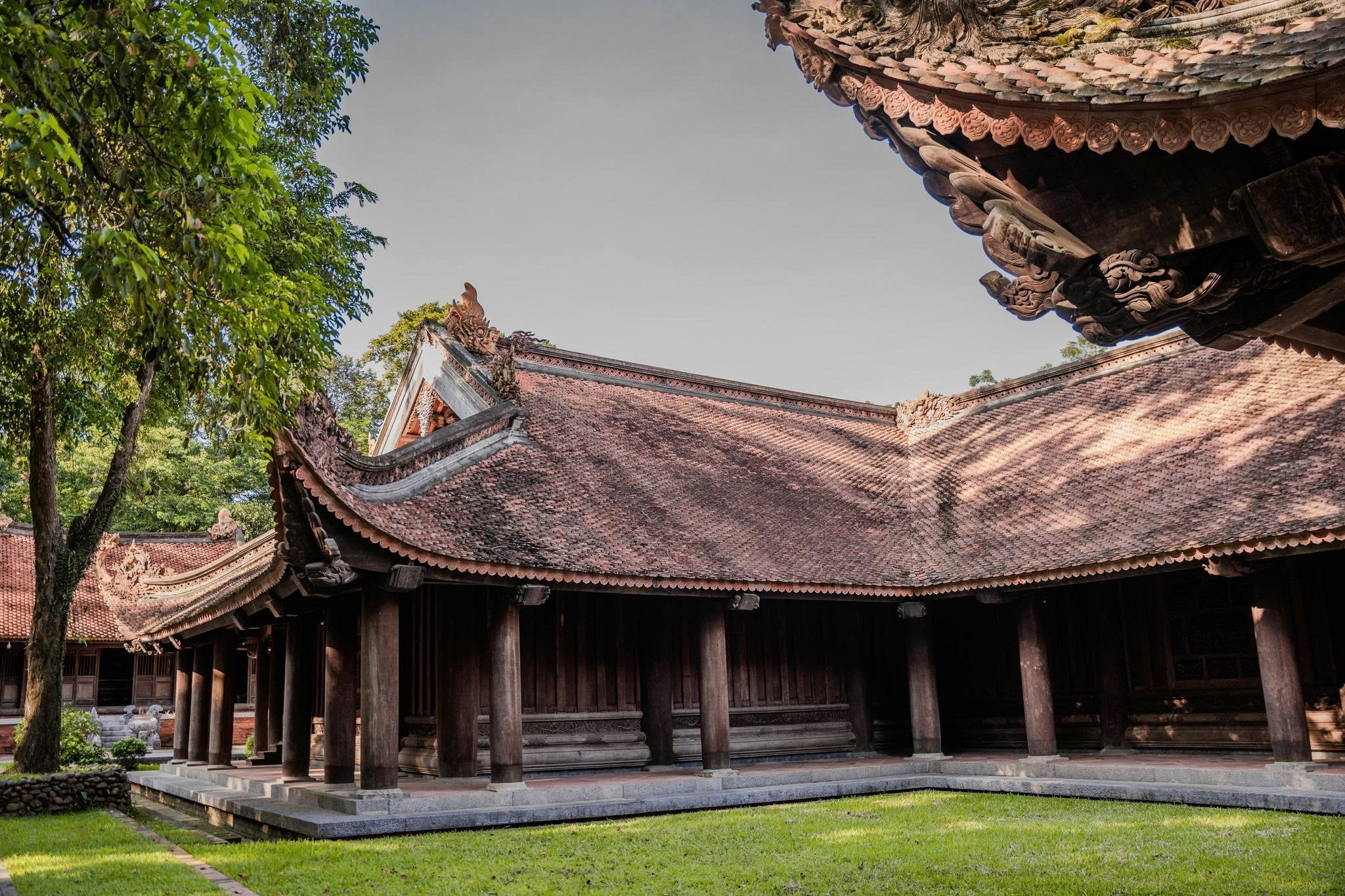 Không gian nhuốm màu cổ kính và trang nghiêm tại di tích Lam Kinh.