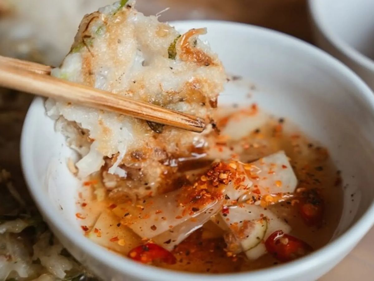 Bánh khoái Thanh Hóa với nước chấm đặc trưng, vị chua ngọt.