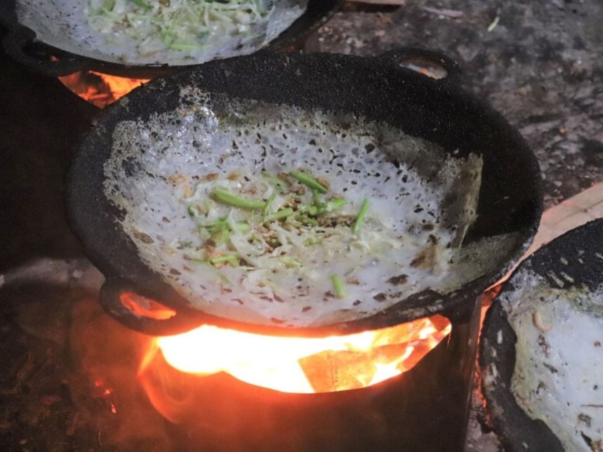 Bánh khóa Hoằng Hóa, Thanh Hóa được chế biến từ nguyên liệu bột gạo, tép và hành đơn giản.