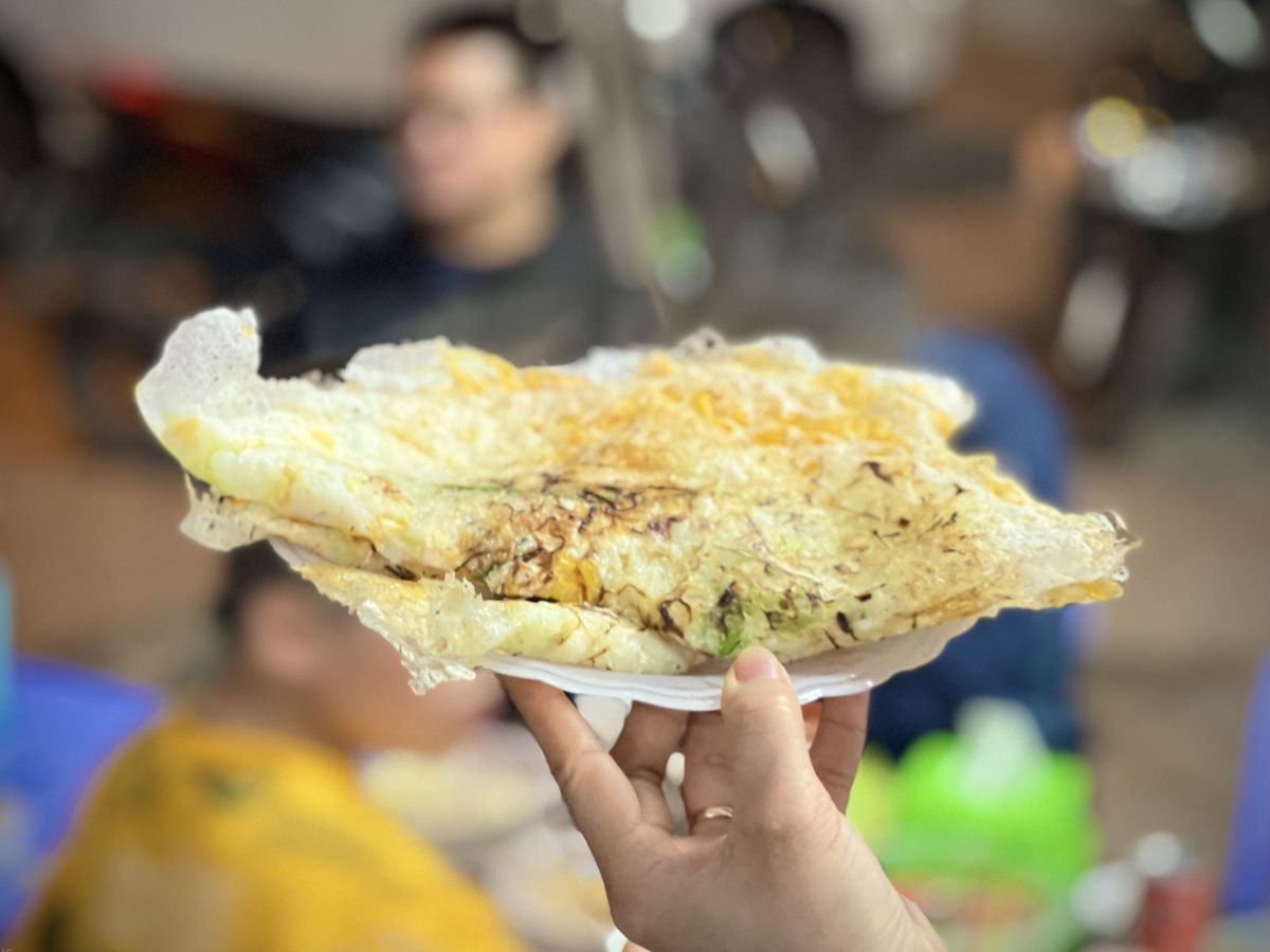 Bánh khoái Thanh Hóa với lớp vỏ giòn, nhân đa dạng, chấm với nước mắm đậm đà.