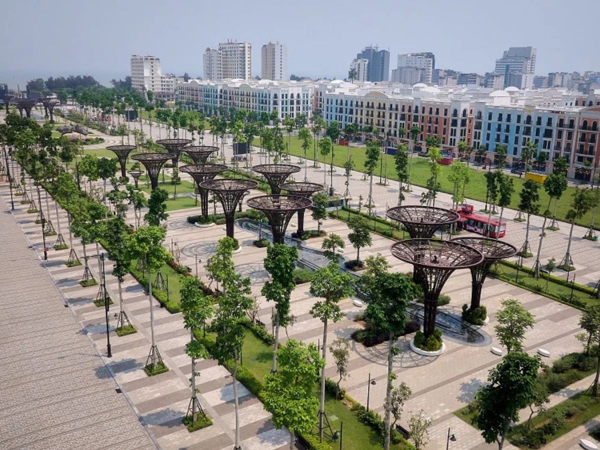 Quảng trường biển Sầm Sơn có không gian rộng, thoáng đãng và view hướng biển.
