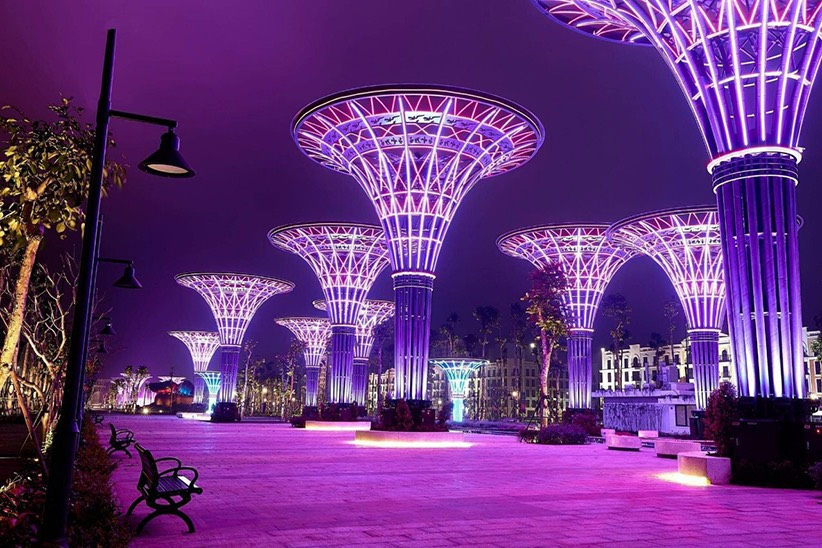 Quảng trường biển Sầm Sơn rực rỡ mỗi đêm.
