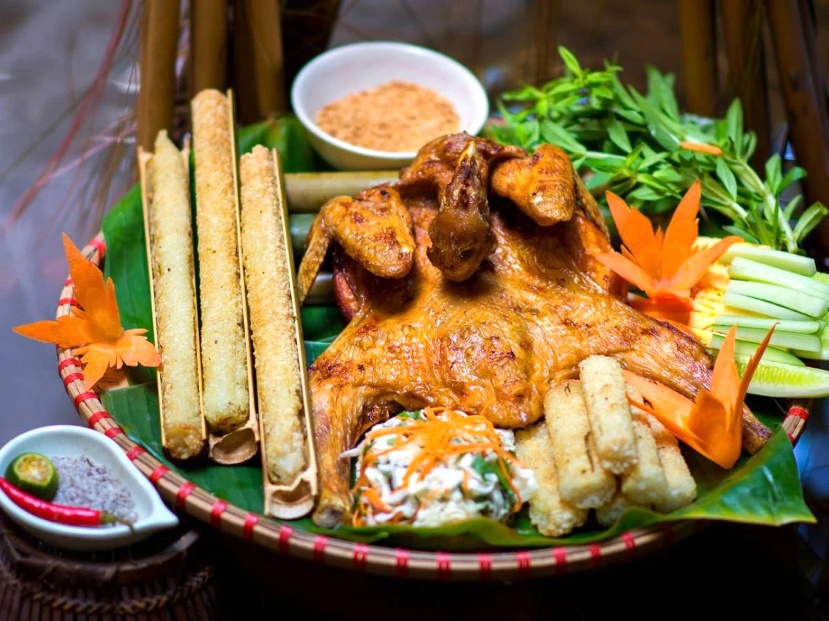 Cơm lam ăn cùng thịt nướng bản địa.