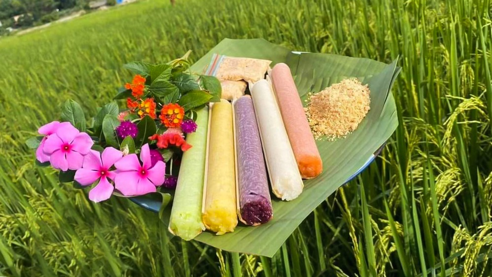 Thưởng thức cơm lam Pù Luông tại các bản làng.