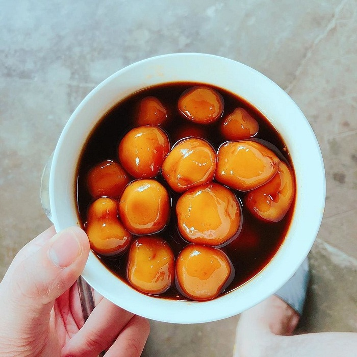Các gánh hàng rong bán bánh nhè truyền thống với hương vị nguyên bản lâu đời.