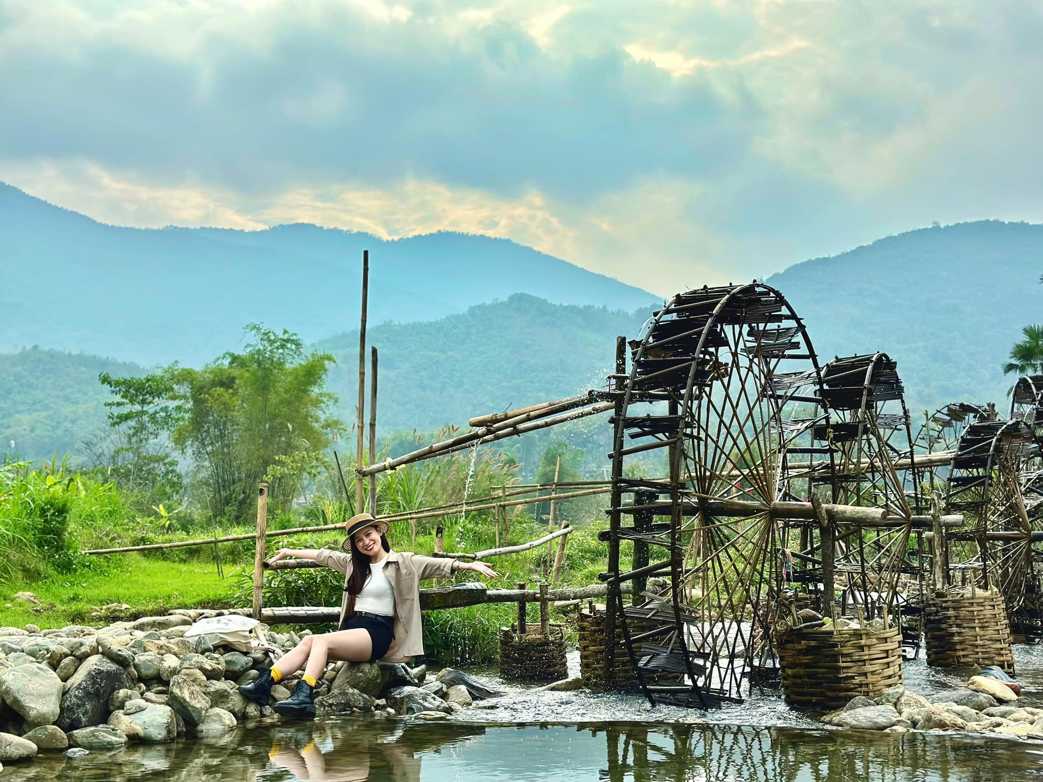 Guồng nước suối Chàm Pù Luông là những bánh xe nước gỗ truyền thống được đặt dọc theo dòng suối Chàm.