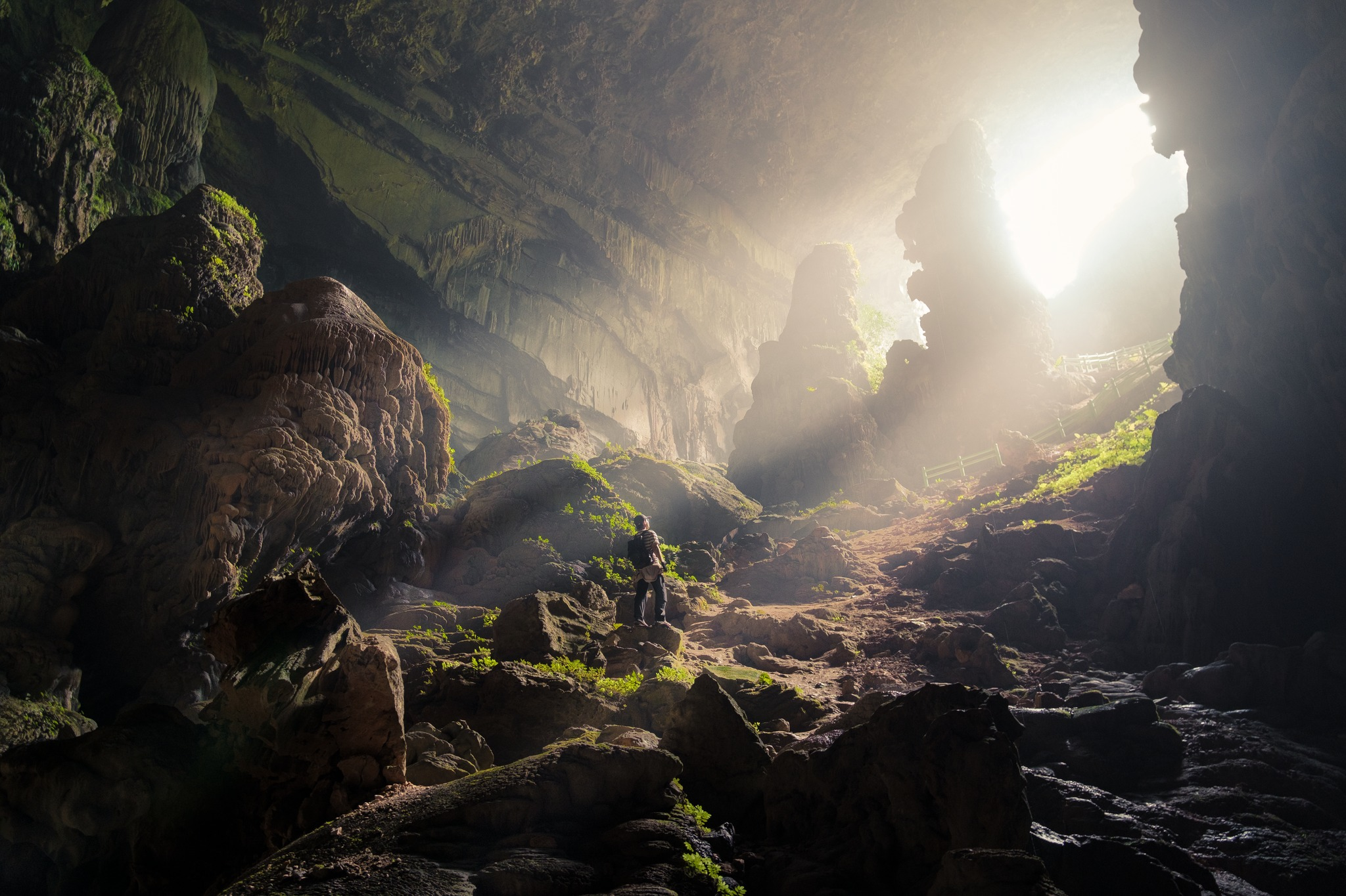 Du khách nên mang giày trekking hoặc giày thể thao có độ bám tốt để tránh trơn trượt trên nền đá ẩm ướt.