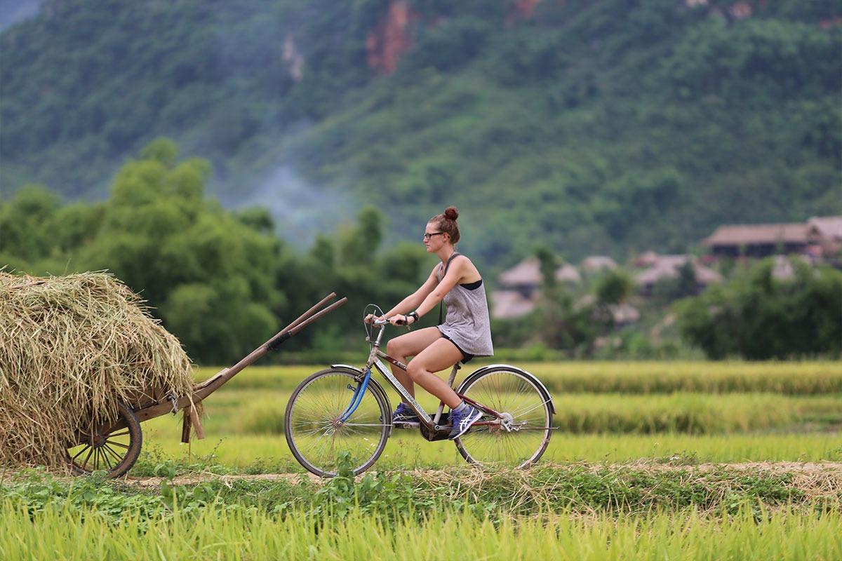 Tour đạp xe Pù Luông là hình thức du lịch trải nghiệm kết hợp vận động nhẹ.