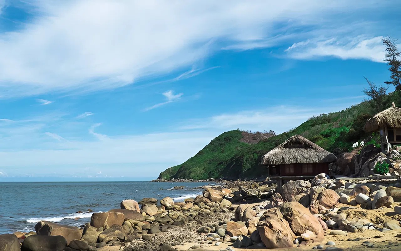 Bãi Đông yên tĩnh, nước trong, thích hợp tắm biển và chụp ảnh.