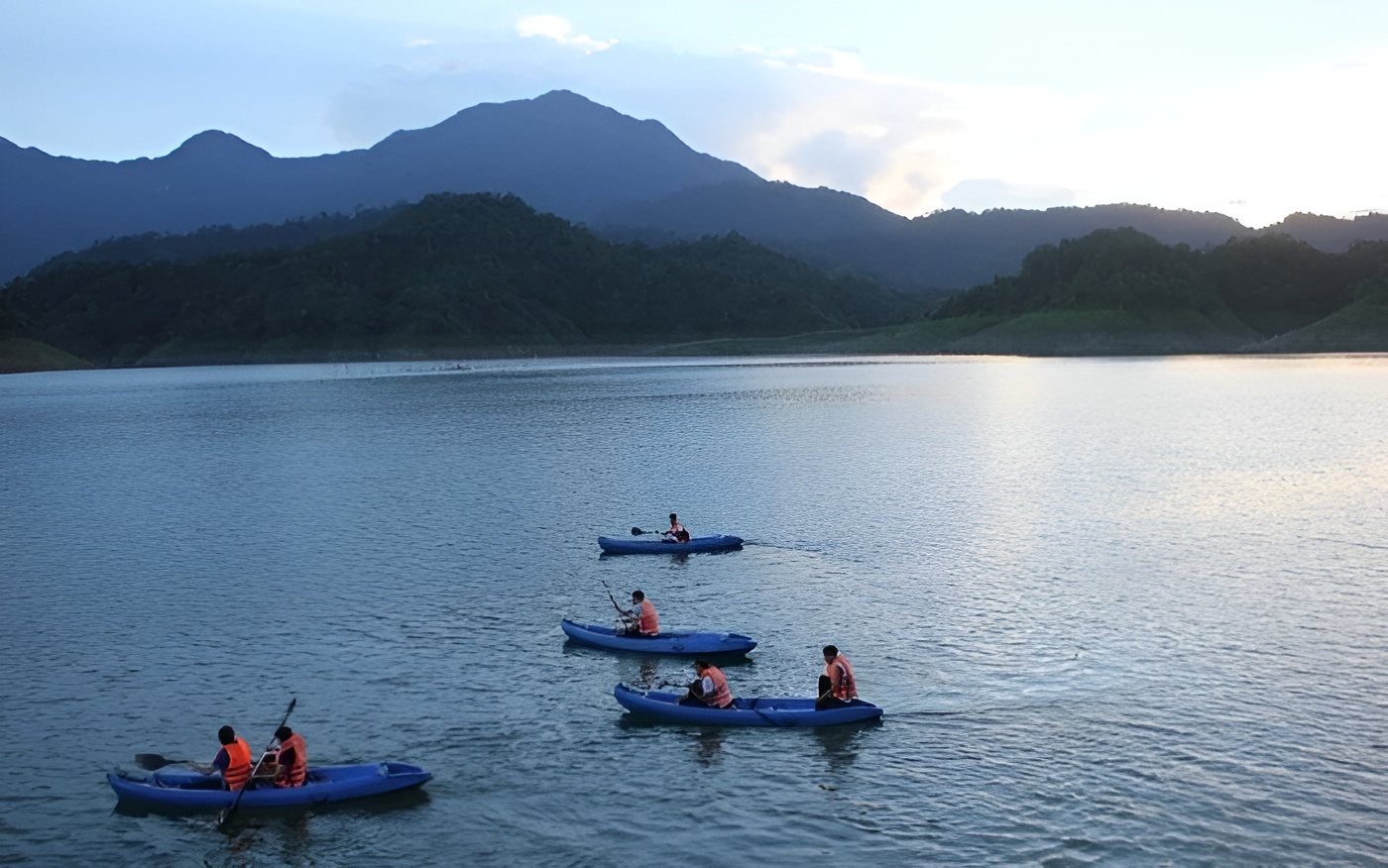 Trải nghiệm chèo kayak trên lòng hồ Cửa Đạt.