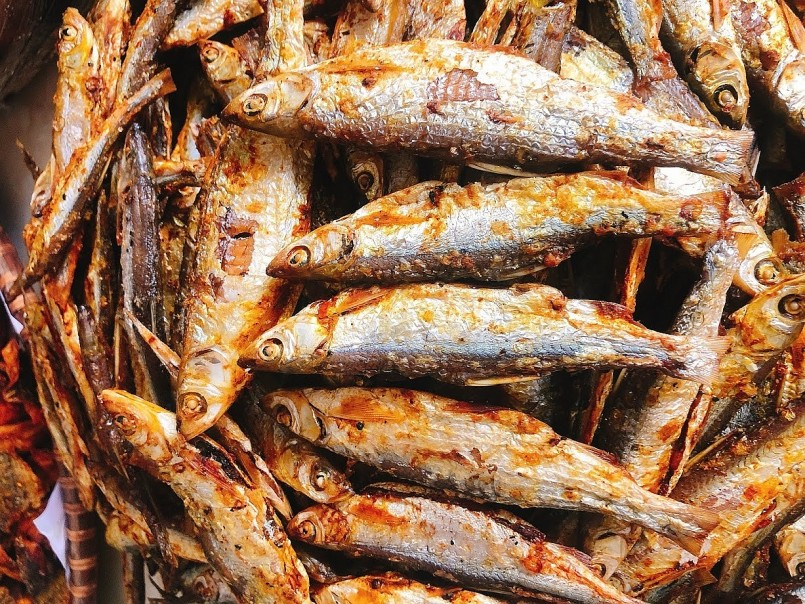 Thưởng thức đặc sản cá mương sấy Hồ Cửa Đạt