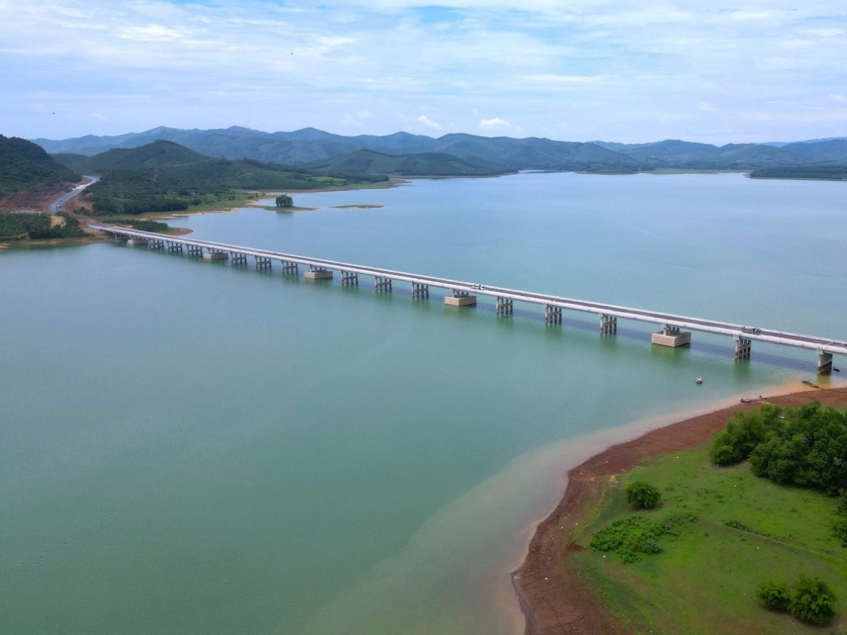 Không gian hồ Yên Mỹ nhìn từ trên cao.