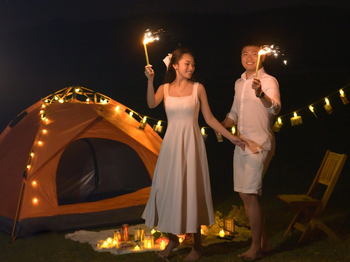Cắm trại tại hồ Yên Mỹ là trải nghiệm must try cho mọi du khách.