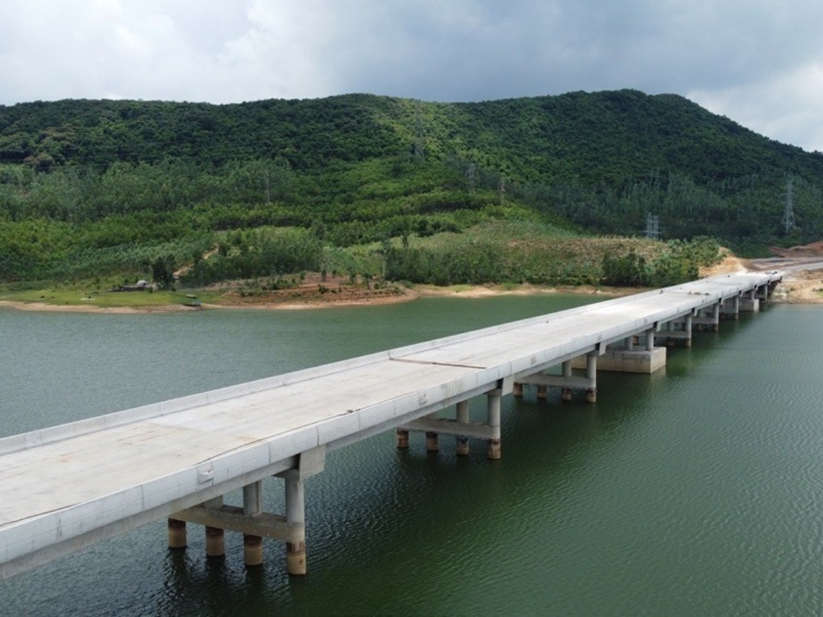 Hồ Yên Mỹ Nông Cống nổi bật với cảnh quan thiên nhiên đa dạng.