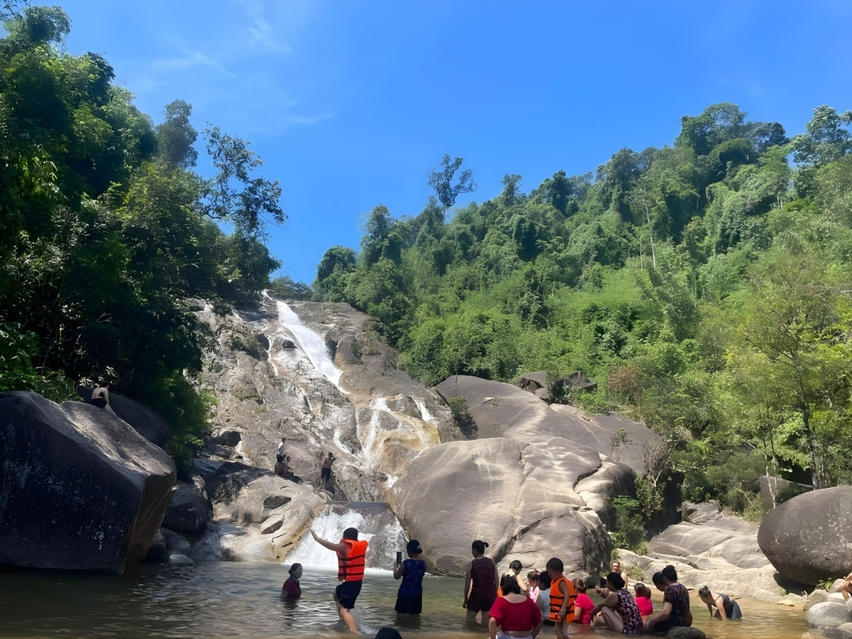 Khung cảnh thác Ma Hao nhìn từ dưới lên.