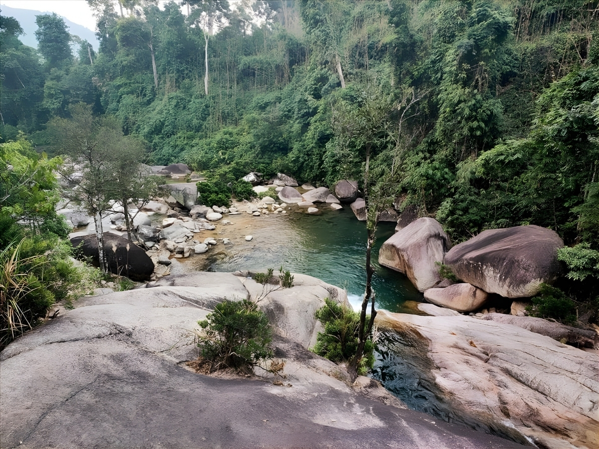 Khung cảnh thiên nhiên xung quanh thác Ma Hao.