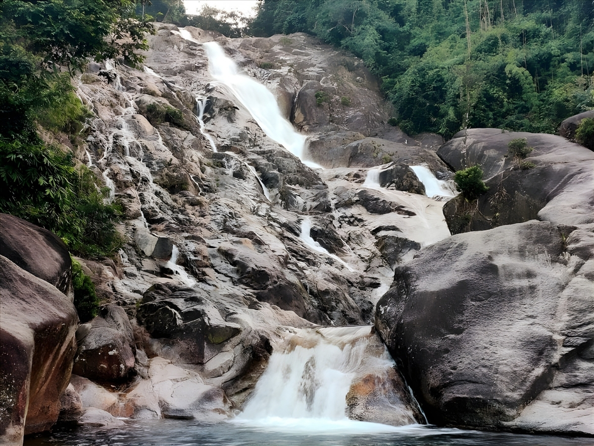 Khung cảnh thác Ma Hao nhìn từ dưới lên.
