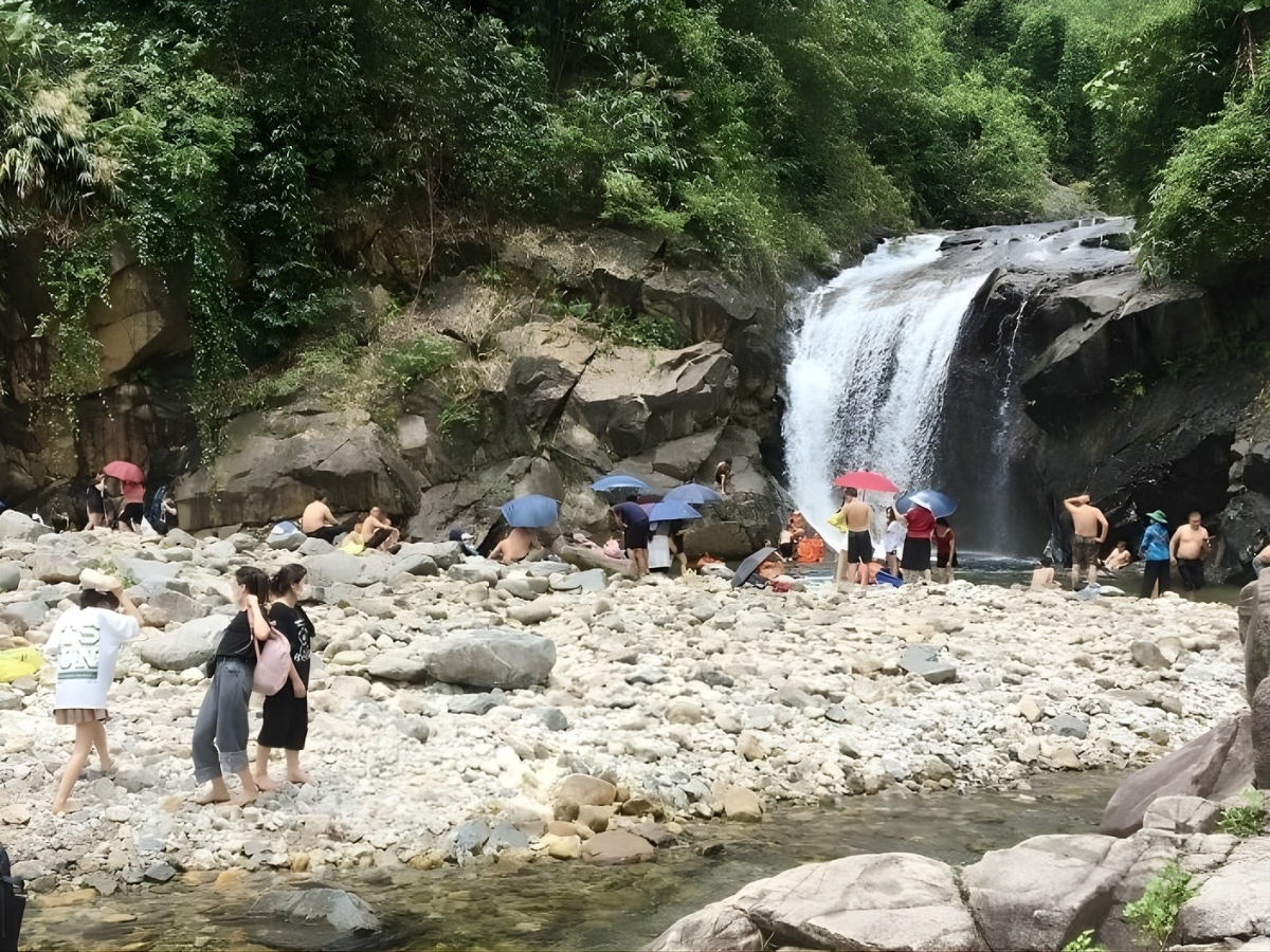 Thác Hón Yên ngày càng thu hút nhiều du khách ghé thăm.
