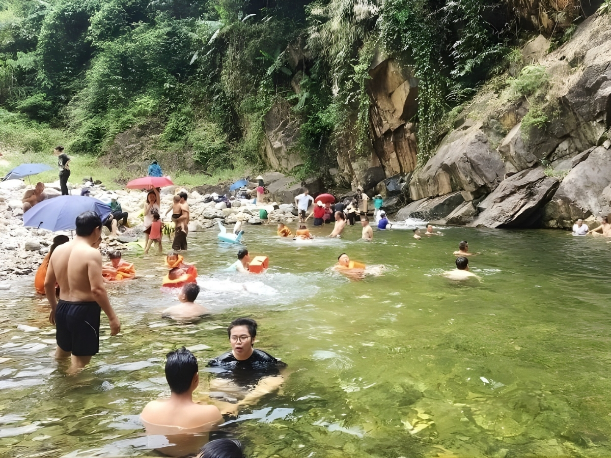 Du khách thả mình tắm thác Hón Yên.