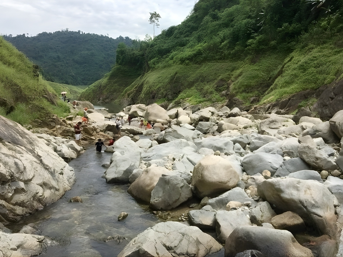Du khách cần đi qua bãi đã trước khi lên đến thác Hón Yên.
