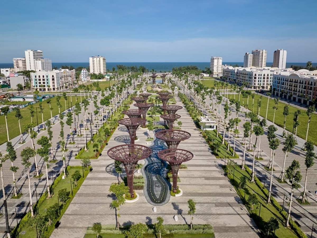 Khung cảnh quảng trường biển Sầm Sơn .