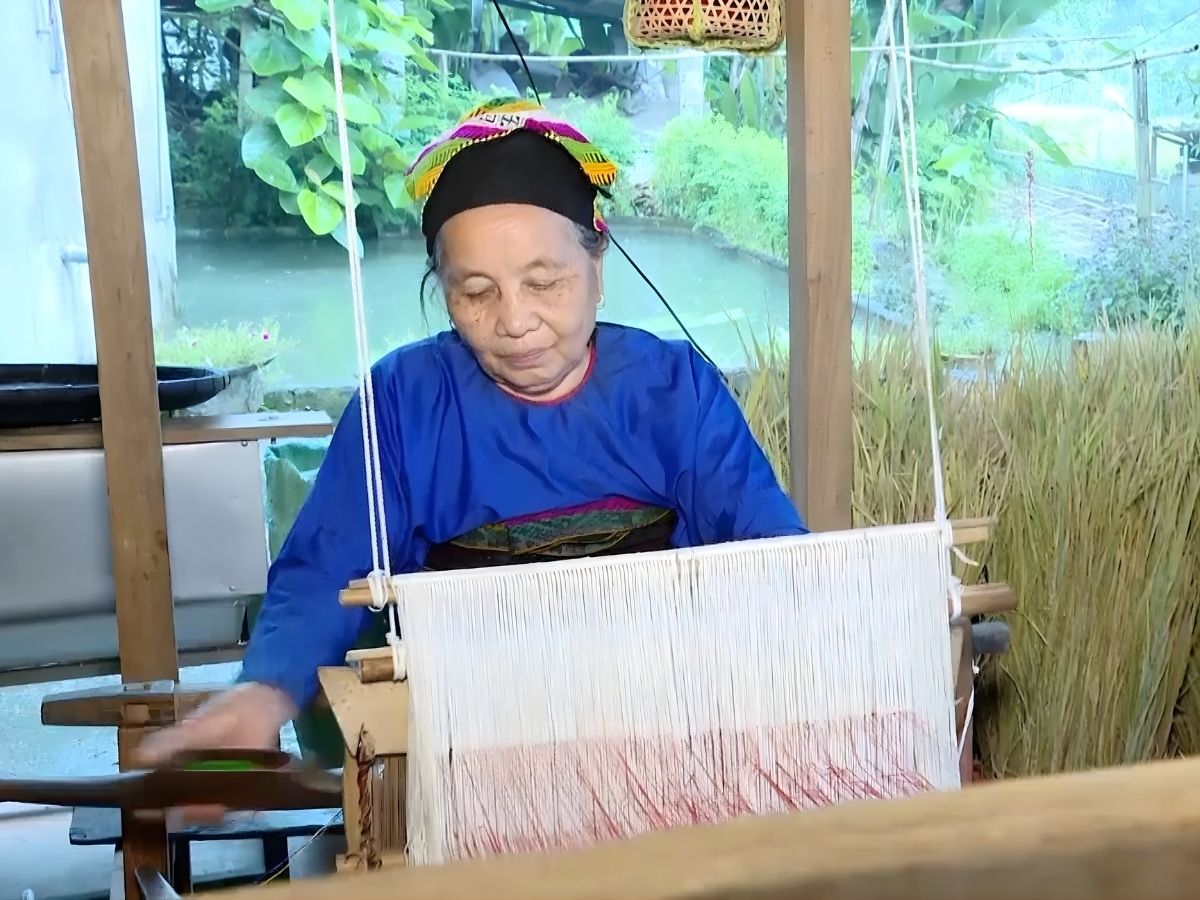 Nghề dệt thổ cẩm truyền thống của đồng bào dân tộc Thái.