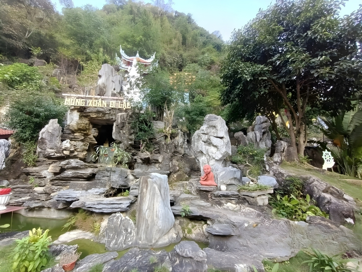 Chùa Ông, động Bà nằm tại xã Hồi Xuân, Thanh Hóa