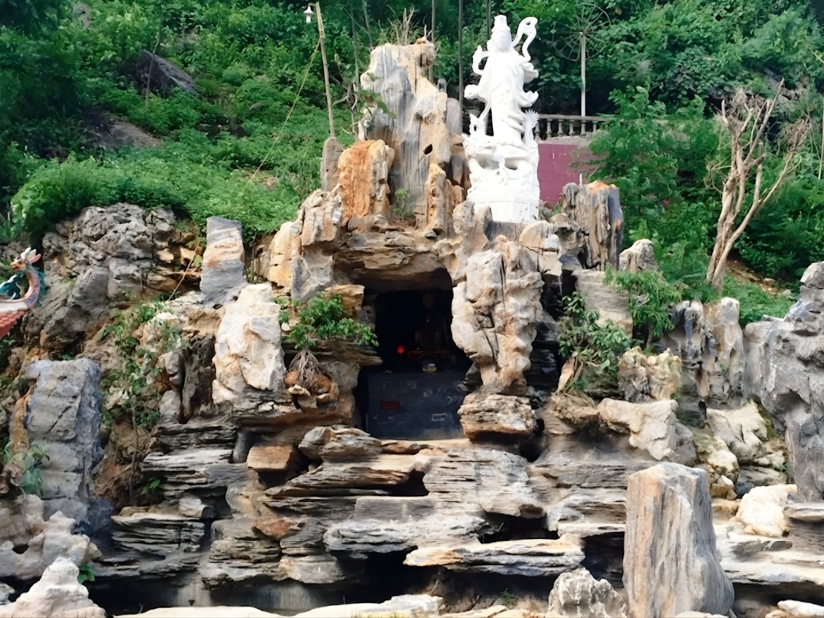 Không gian thờ cúng tại chùa Ông.