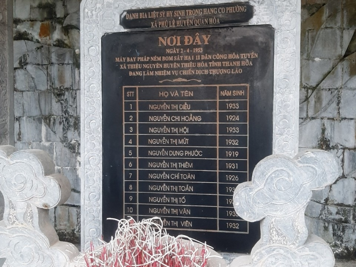 Bia đá tưởng niệm 11 dân công hỏa tuyến.