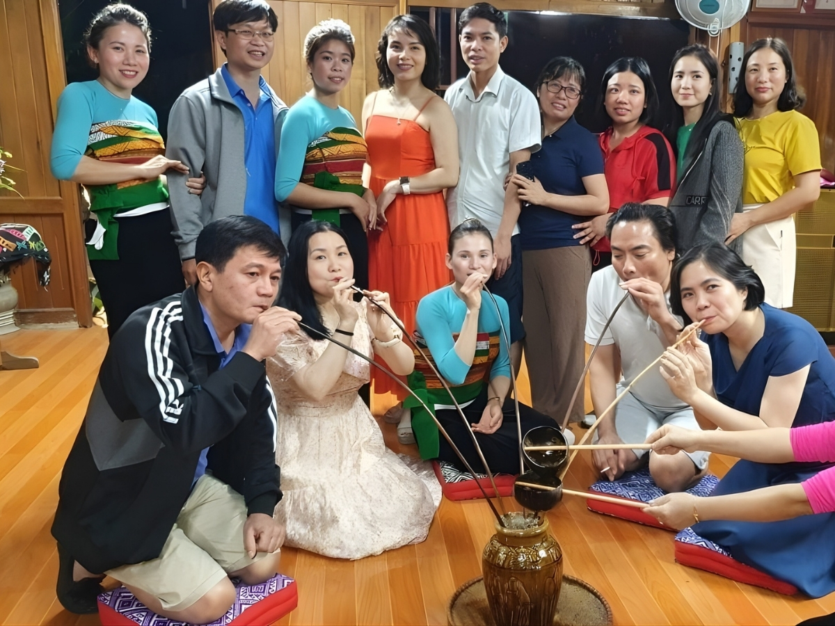 Du khách trải nghiệm uống rượu cần.