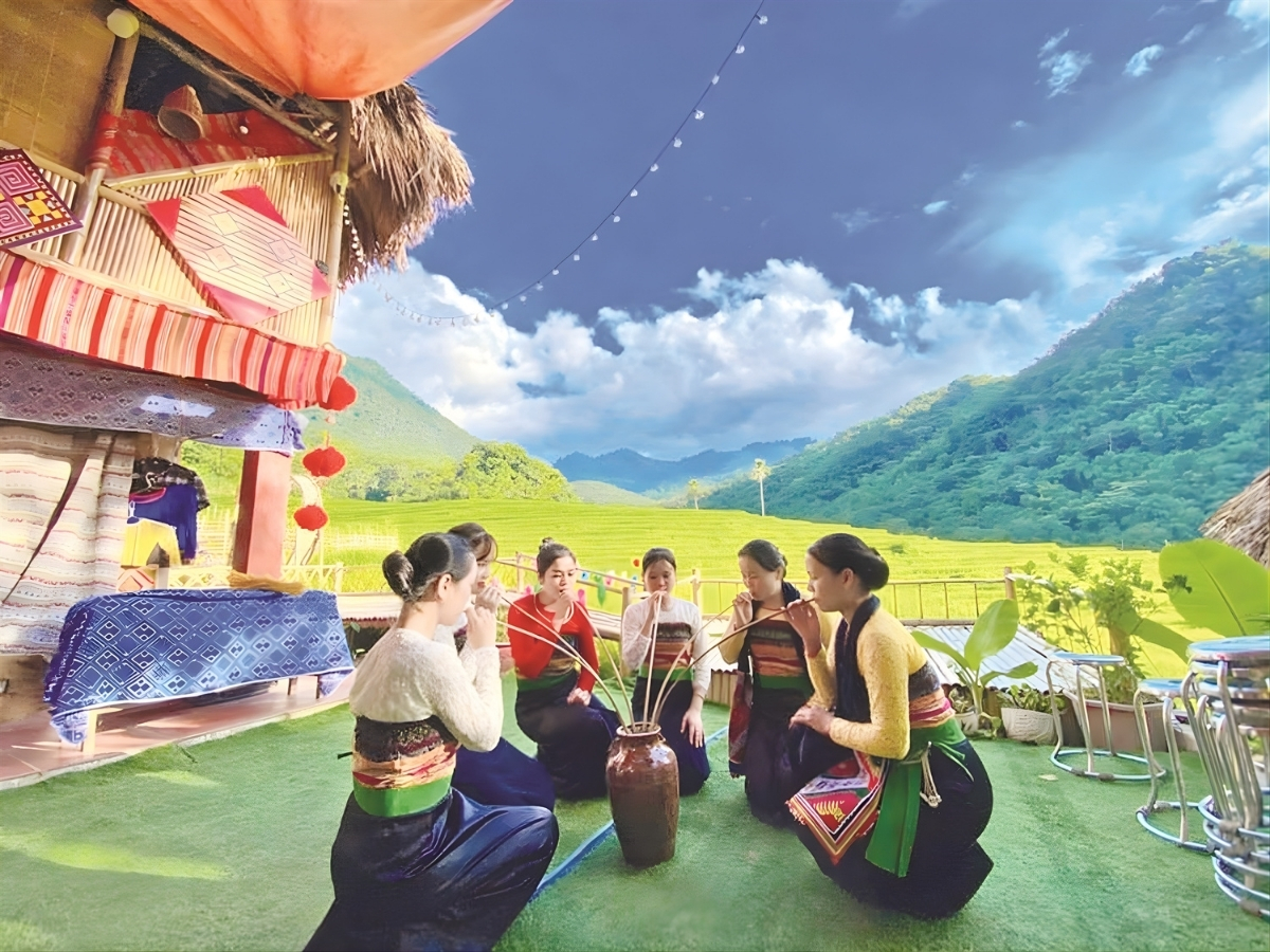 Du khách đến bản Bút sẽ có trải nghiệm lưu trú tại nhà sàn.