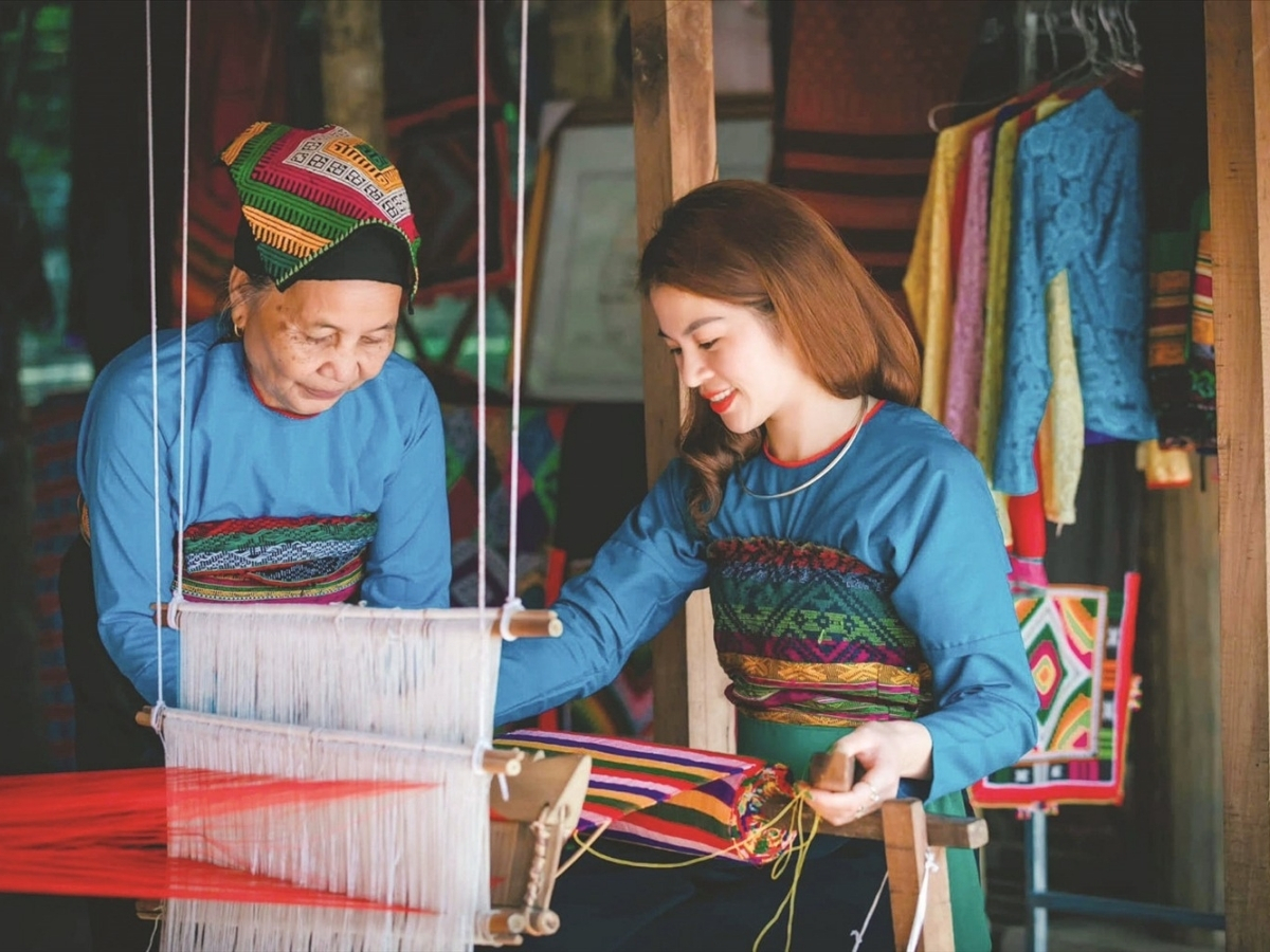 Nghề dệt thổ cẩm truyền thống của đồng bào Thái.
