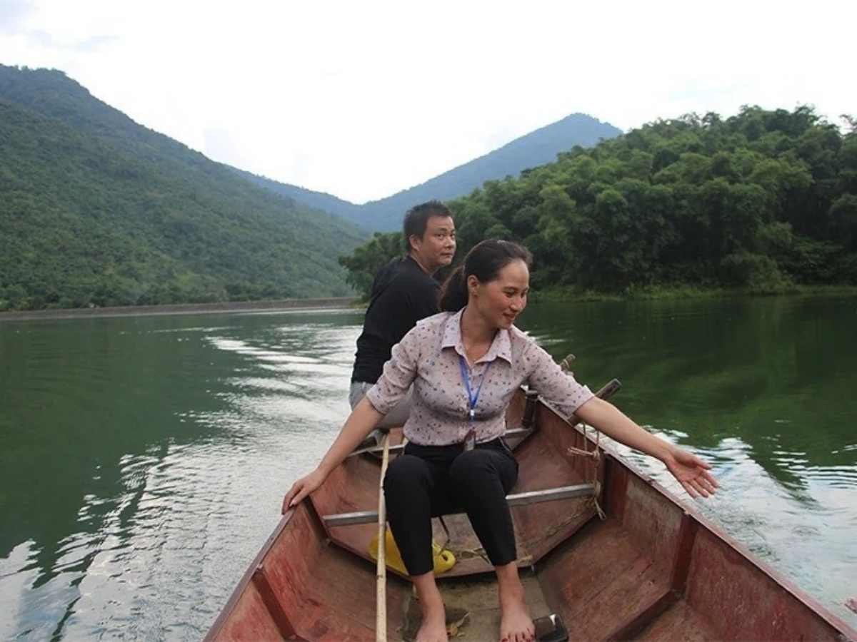 Trải nghiệm đi thuyền ngắm cảnh tại hồ Vinh Quang.