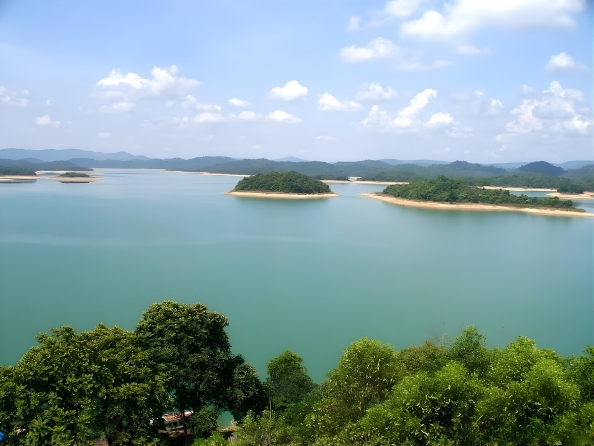 Hồ Vinh Quang nằm tại xã Hồi Xuân, Thanh Hóa.