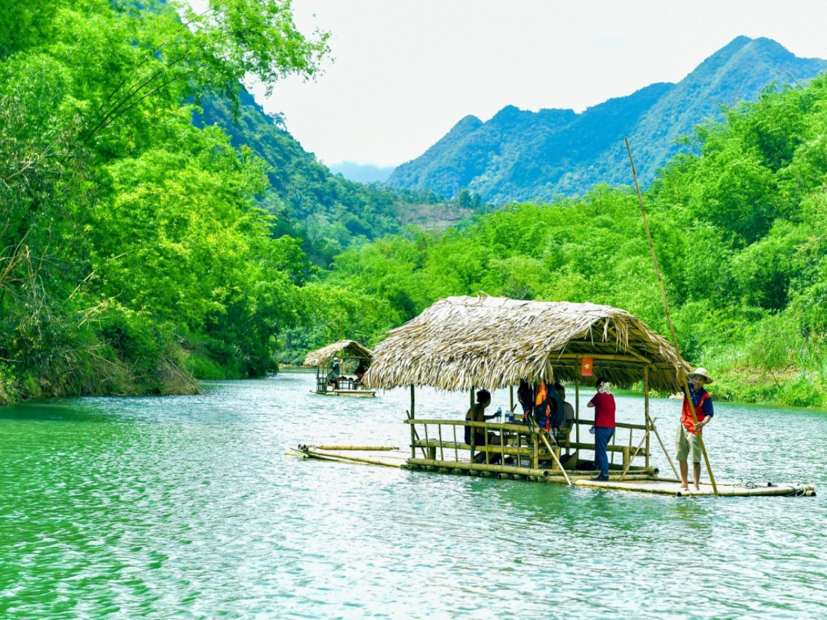 Hoạt động chèo bè tre ở suối Chàm Pù Luông xuất phát từ chính sinh hoạt thường ngày của người Thái địa phương.